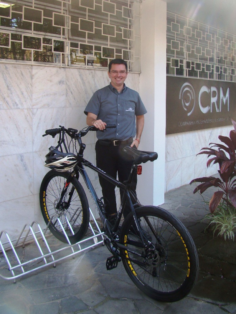 O motorista, Jorge Matalobo, pedala 24 km por dia