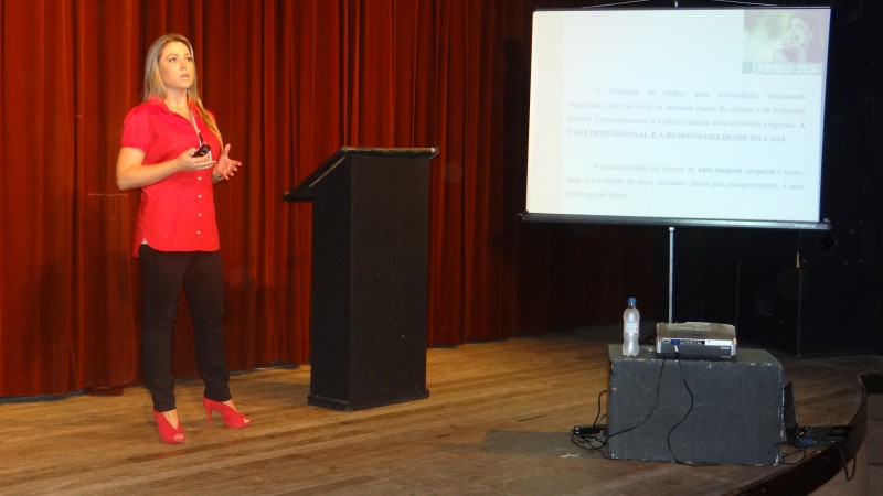 palestra sobre Nutrição na Saúde da Mulher, ministrada pela nutricionista do Sesi, Aline Pizoni