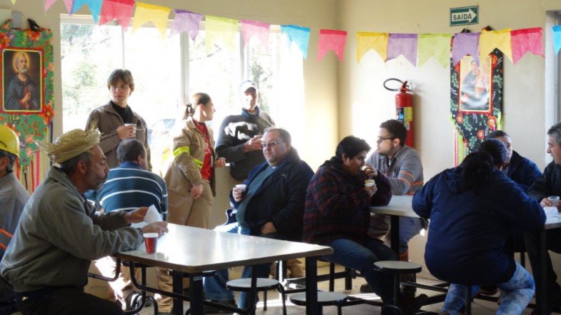 Todos reunidos no refeitório da sede de Candiota