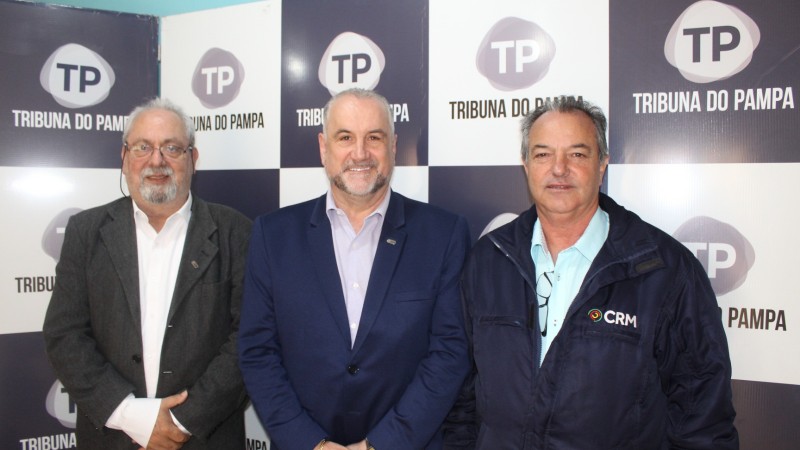 Diretores e Superintendente na visita ao jornal