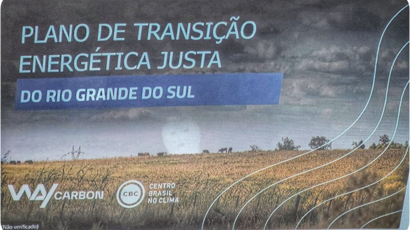 A capa do Plano de Transição Energética Justa apresenta um design padrão e singelo. O título "Plano de Transição Energética Justa Rio Grande do Sul" está em destaque, em letras grandes e legíveis, com cores que transmitem harmonia e preocupação ambiental. O design reflete a ideia de uma mudança positiva e responsável em relação a redução de emissão de gases por conta do carvão