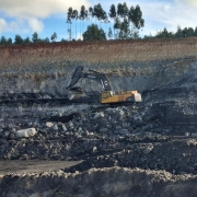 
O cenário da imagem é de mineração em Candiota,  inclui grandes áreas de exploração, onde o carvão é extraído do solo. Um dos equipamentos utilizados neste processo é um carrinho amarelo, projetado para transportar o carvão das minas até as áreas de processamento.
Esse carrinho amarelo é robusto e possui rodas largas, permitindo a circulação em terrenos irregulares. Ele é normalmente operado por máquinas ou veículos que puxam o carregamento. O design do carrinho é funcional, com uma estrutura aberta que facilita o carregamento e descarregamento do carvão.
