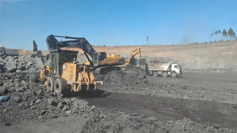 A imagem mostra um trator da CRM minerando as &aacute;reas em Candiota, trator trabalha e mostra bastante carv&atilde;o nessas &aacute;reas