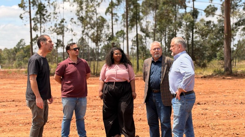 A imagem mostra os 3 diretores da CRM conversando  com os engenheiros da CRM Jo&atilde;o Batista Sampaio e Dan&uacute;bia, todos em p&eacute; falando sobre as &aacute;reas de recupera&ccedil;&atilde;o ambiental em Minas do Le&atilde;o com os semblantes s&eacute;rios e de aten&ccedil;&atilde;o total.